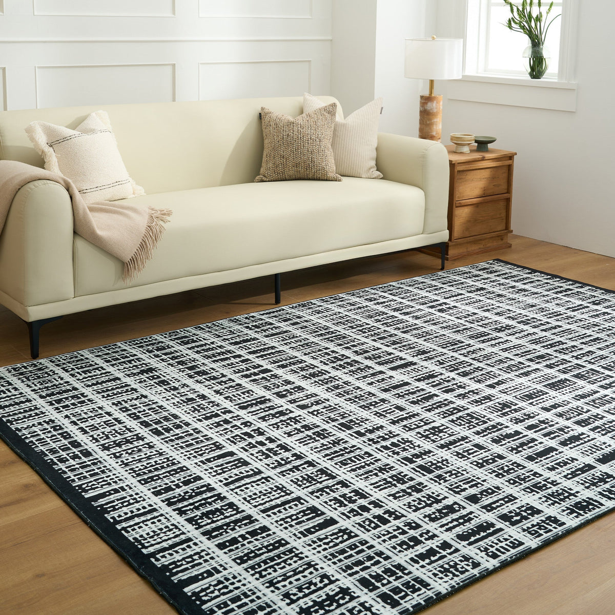Rug – Distressed Grid – Ink Black